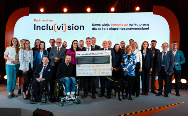 Kongres. Przedstawiciele Partnerstwa Inclu(vi)sion na scenie.