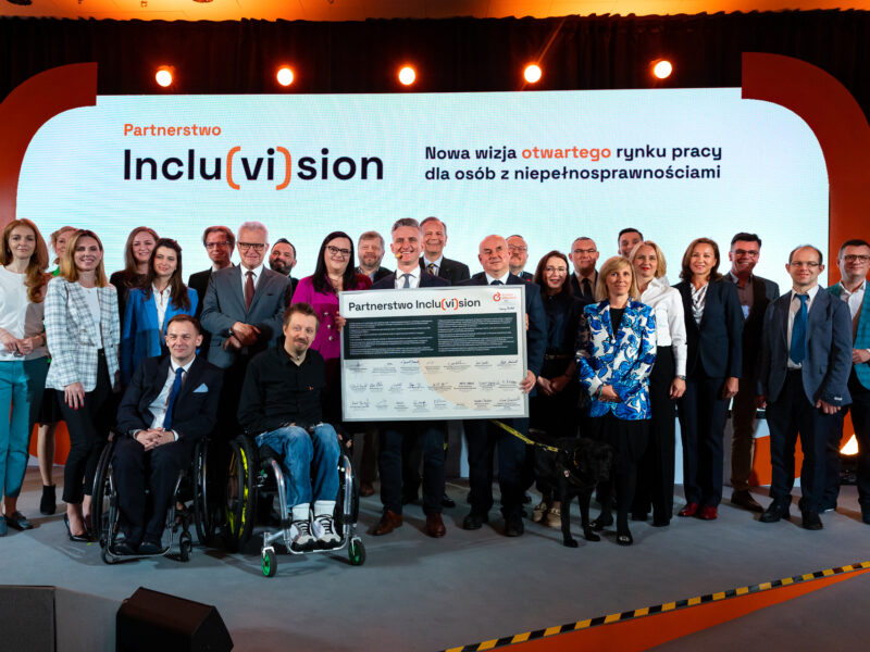 Kongres. Przedstawiciele Partnerstwa Inclu(vi)sion na scenie.