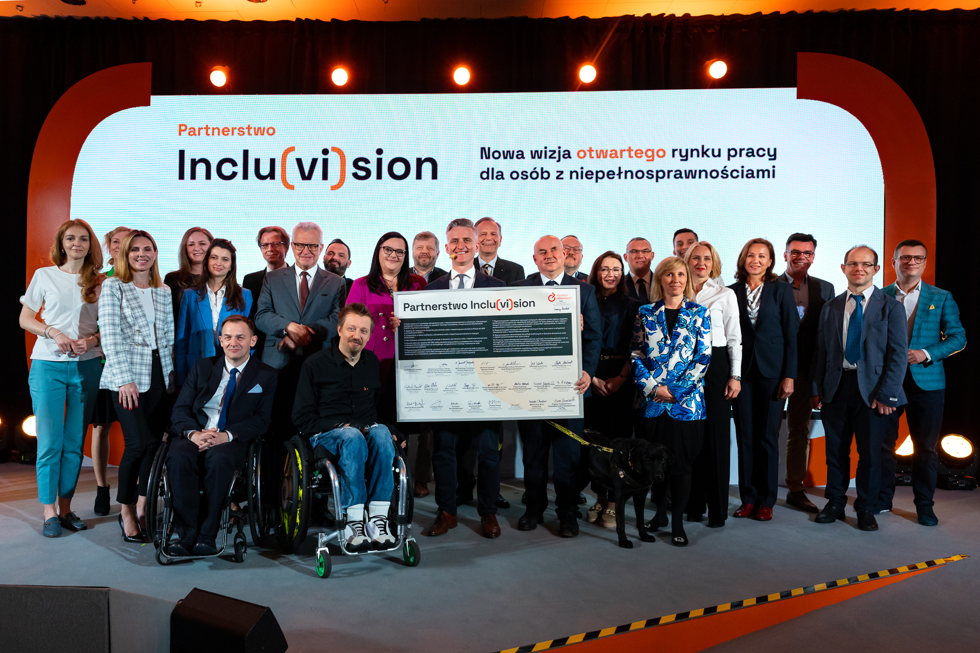 Kongres. Przedstawiciele Partnerstwa Inclu(vi)sion na scenie.