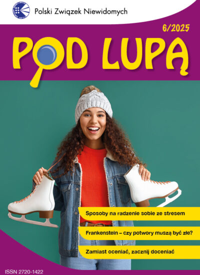 Dziewczyna w czapce, rozpiętej kurtce dżinsowej i w swetrze. Radośnie uśmiechnięta. Na szyi ma zwieszone łyżwy połączone sznurówkami.