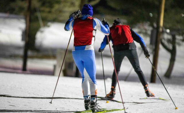 Dwaj narciarze biegowi na stoku.
