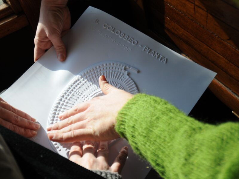 Na zdjęciu palce przesuwają się po tyflografice.