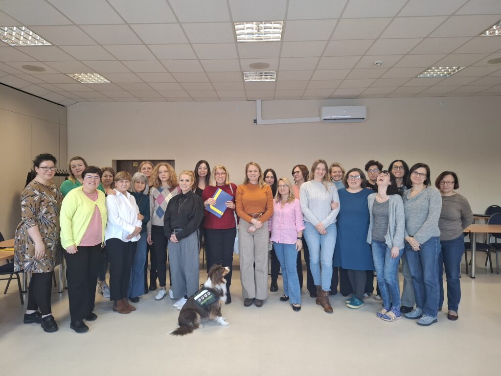 Uczestnicy szkolenia z programów rehabilitacyjnych zorganizowanego w ośrodku "Homer" w Bydgoszczy.