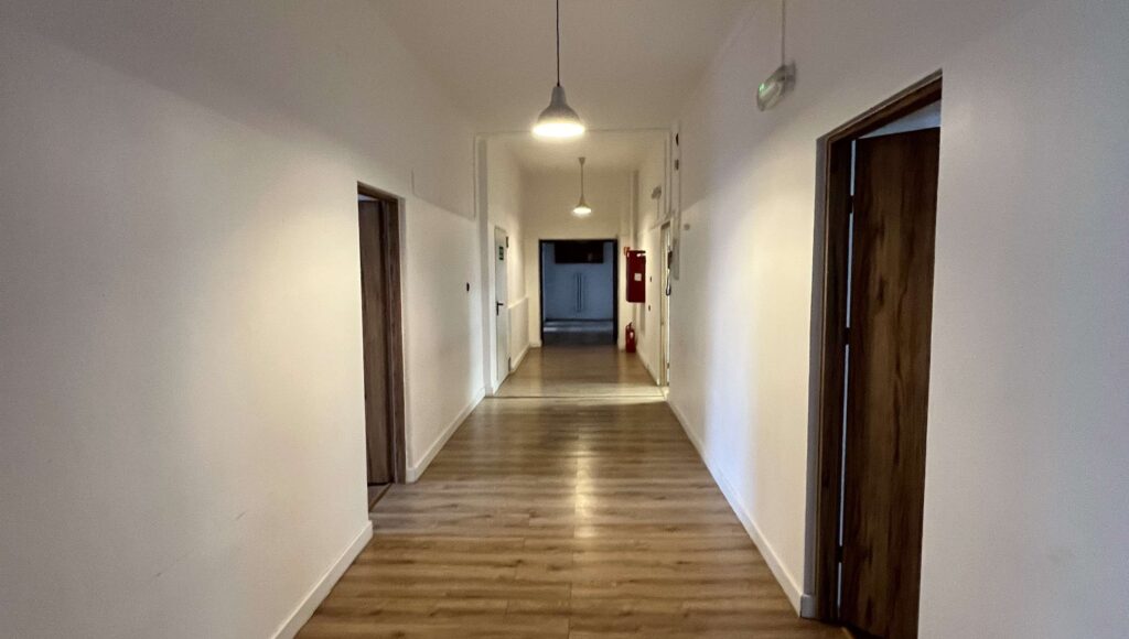 Korytarz na ul. Jasnej w Warszawie.