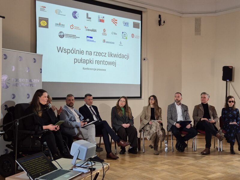 Prelegenci podczas konferencji prasowej w sprawie likwidacji pułapki rentowej.