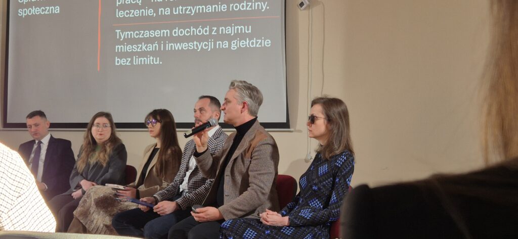 Na zdjęciu prezentacja Przemysława Żydoka z Fundacji Aktywizacja podczas konferencji prasowej dotyczącej pułapki rentowej.