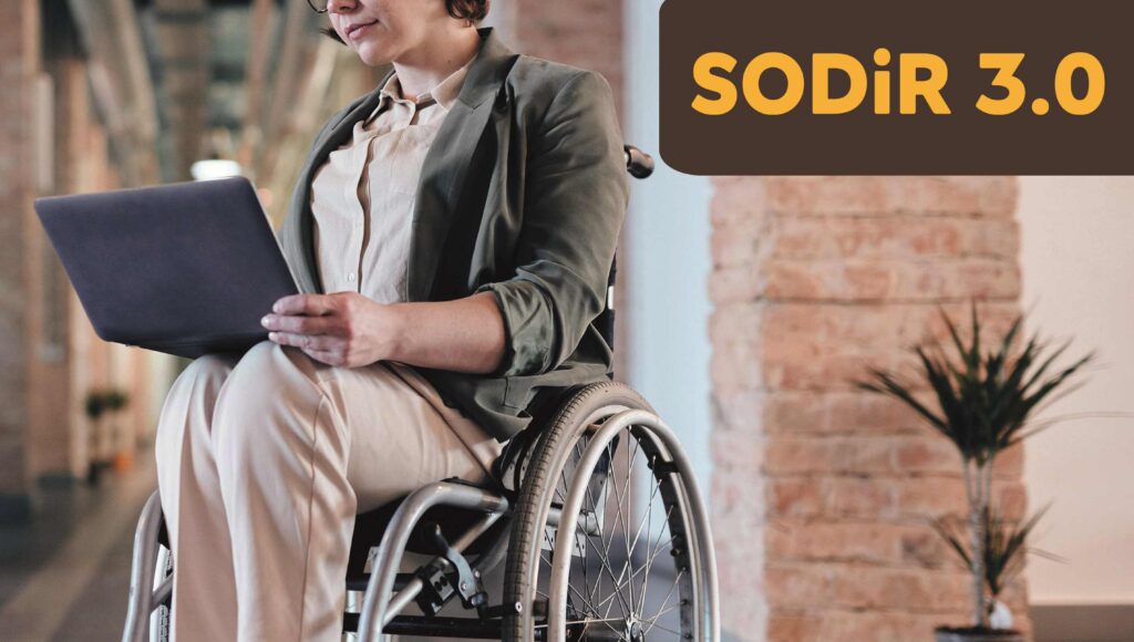 Kobieta na wózku inwalidzkim z laptopem w ręku. Plakat informacyjny SODIR 3.0.