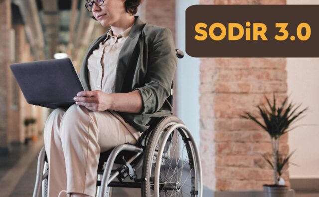 Kobieta na wózku inwalidzkim z laptopem w ręku. Plakat informacyjny SODIR 3.0.