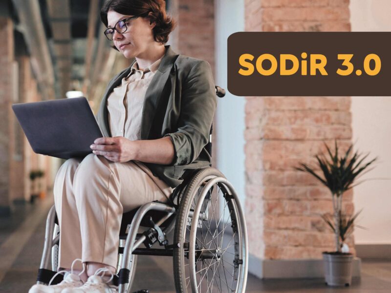 Kobieta na wózku inwalidzkim z laptopem w ręku. Plakat informacyjny SODIR 3.0.