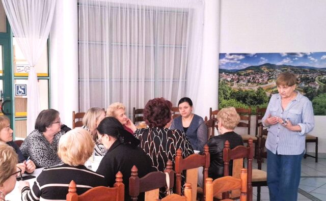 Elżbieta Oleksiak prowadzi szkolenie w Muszynie.