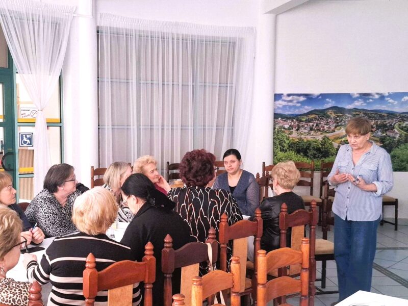 Elżbieta Oleksiak prowadzi szkolenie w Muszynie.