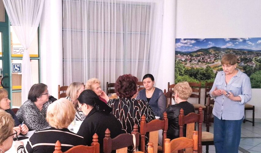 Elżbieta Oleksiak prowadzi szkolenie w Muszynie.