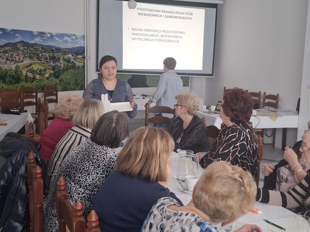 Specjalistka z Centrum Rehabilitacji PZN prowadzi wykład.