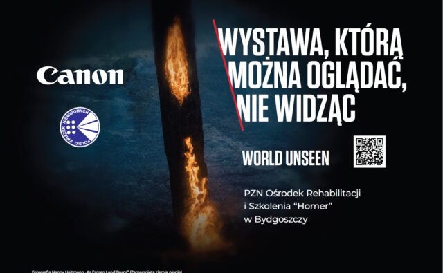 Plakat informujący o wystawie "World Unseen" w Bydgoszczy.