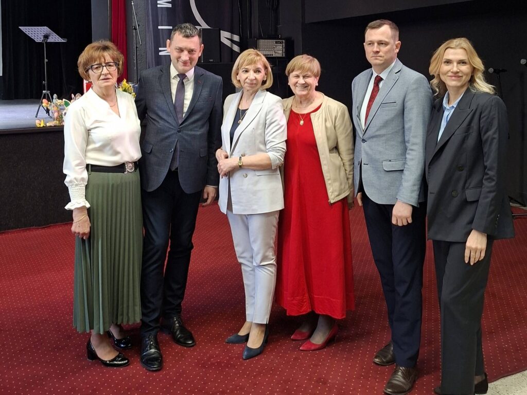 Przedstawiciele władz Wołomina, przedstawiciele PZN oraz prezes Koła PZN w Wołominie pozują do zdjęcia.