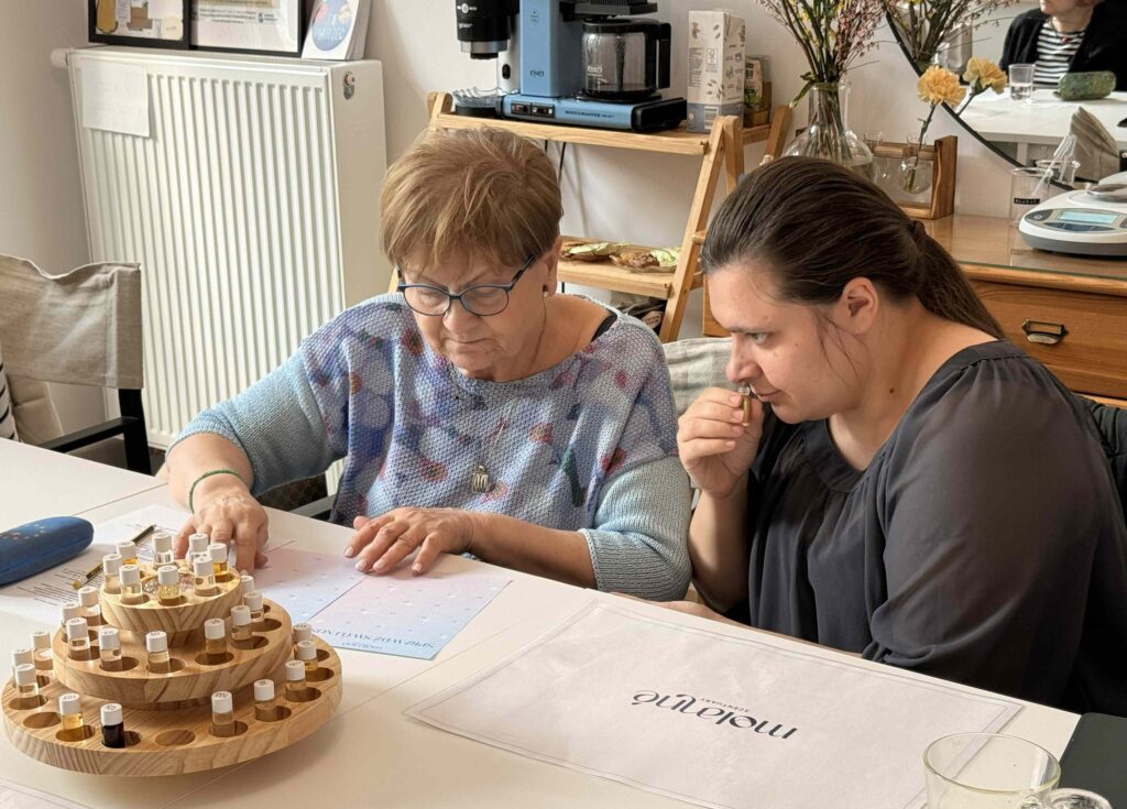 Uczestniczki spotkania grają w bingo zapachowe.