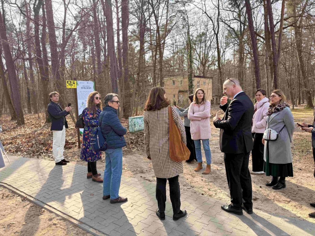 Jedna z grup na ścieżce edukacyjnej.