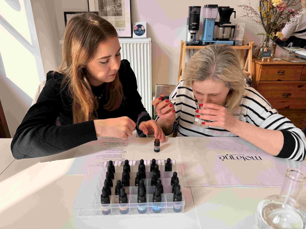 Uczestniczki warsztatu dobierają zapach.