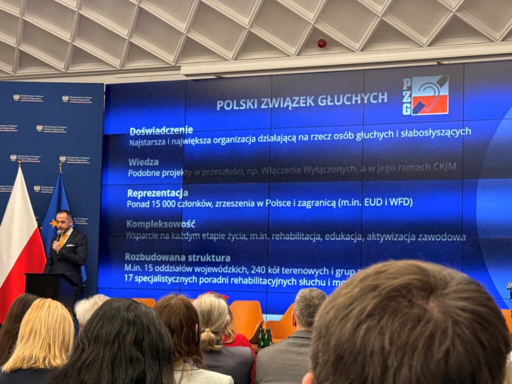 Prezes PZG, Krzysztof Kotyniewicz przedstawia rolę i działania swojej organizacji w Centrum Komunikacji. 