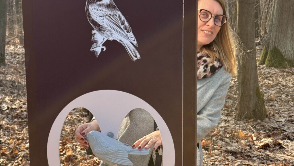 Pani dyrektor ośrodka ogląda model Kowalika w technologii 3D.