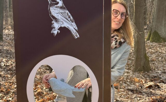 Pani dyrektor ośrodka ogląda model Kowalika w technologii 3D.