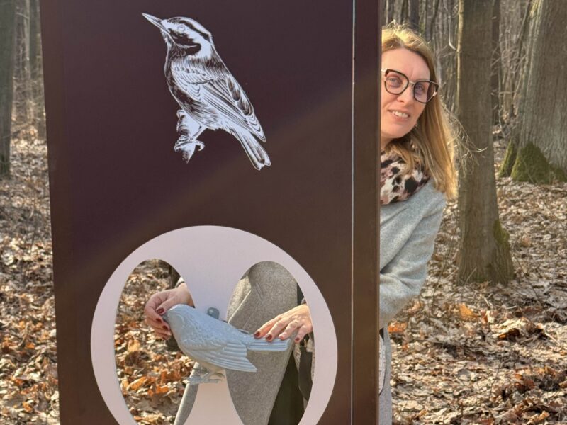 Pani dyrektor ośrodka ogląda model Kowalika w technologii 3D.