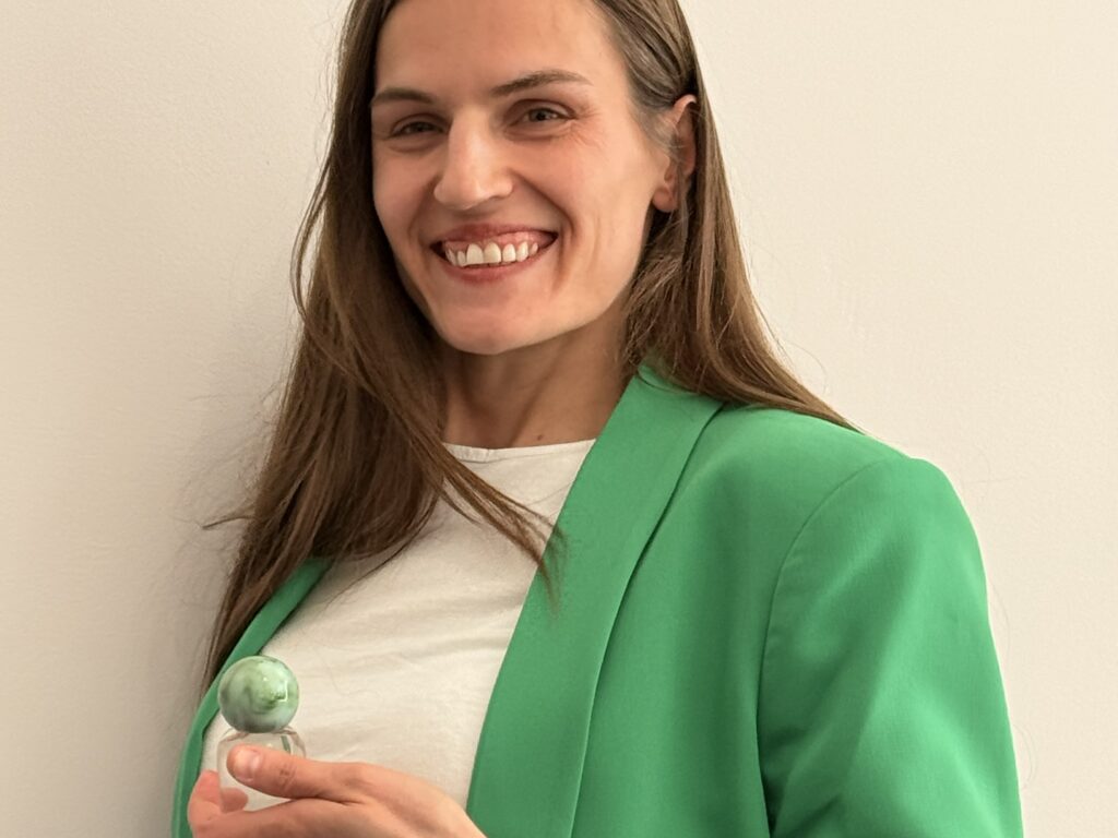 Uczestniczka warsztatów z własnoręcznie przygotowanymi perfumami.