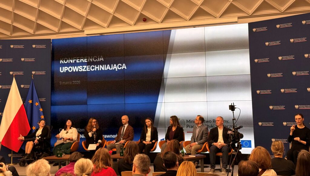 Paneliści w trakcie dyskusji na scenie.