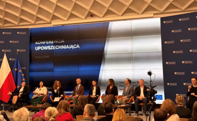 Paneliści w trakcie dyskusji na scenie.