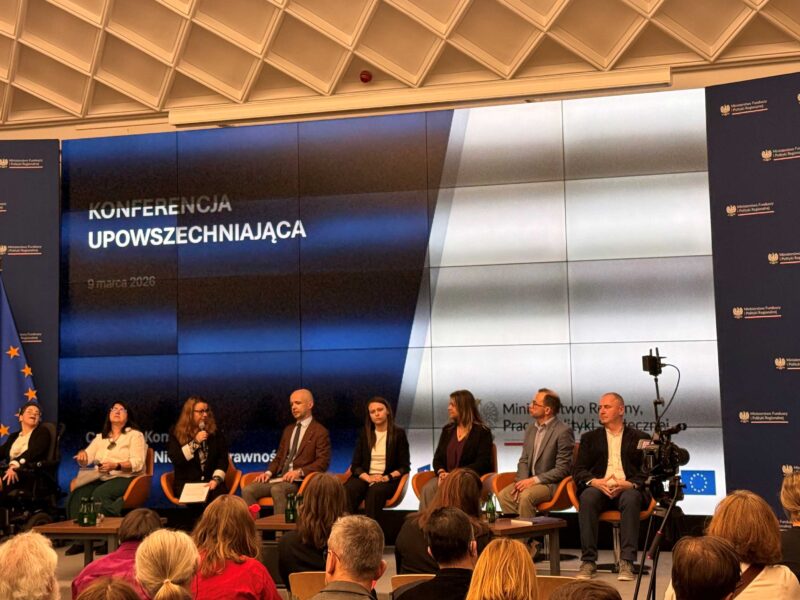 Paneliści w trakcie dyskusji na scenie.