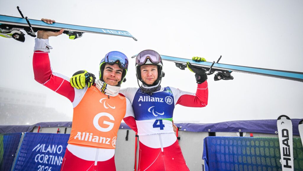 Michał Gołaś i Kacper Walas cieszą się z wyniku, z nartami w dłoniach.