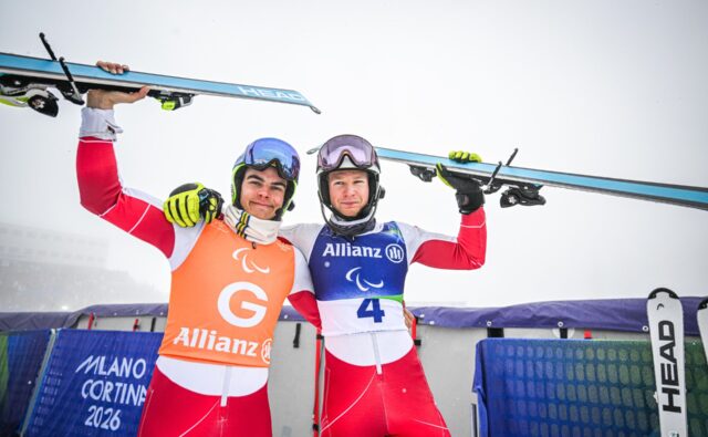 Michał Gołaś i Kacper Walas cieszą się z wyniku, z nartami w dłoniach.