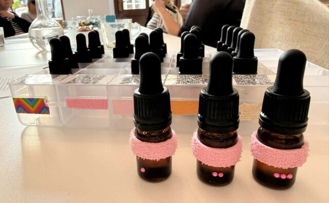 Przykłady buteleczek na perfumy.