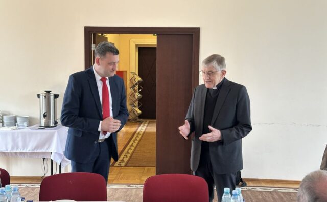 Andrzej Brzeziński, prezes PZN-u wraz z ks. Andrzejem Gałką, duszpasterzem osób z niepełnosprawnością narządu wzroku.