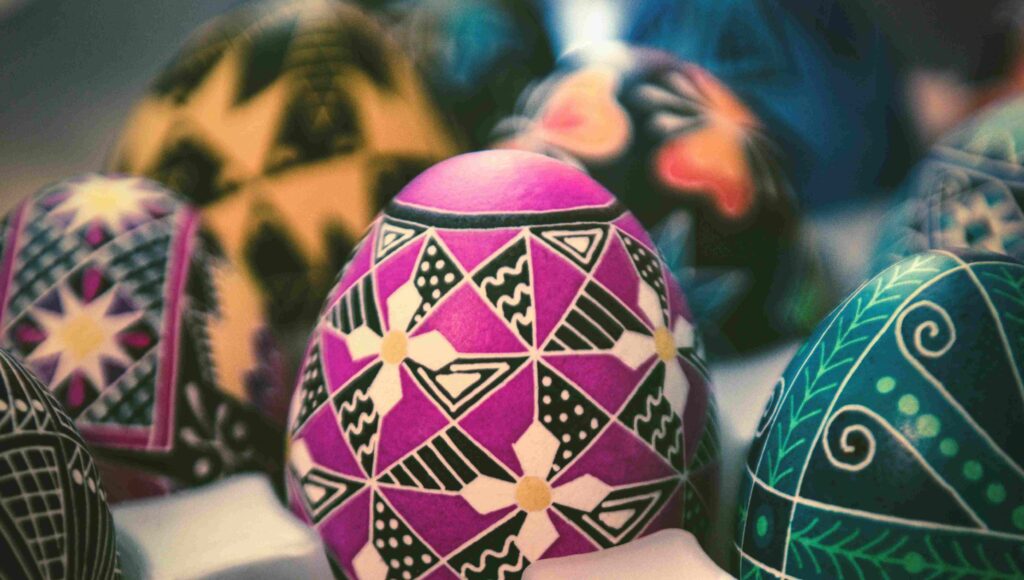 Kolorowe pisanki leżą w pudełeczku.