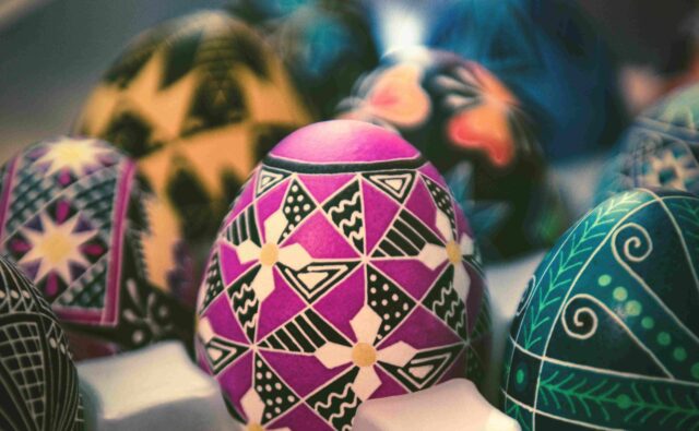 Kolorowe pisanki leżą w pudełeczku.