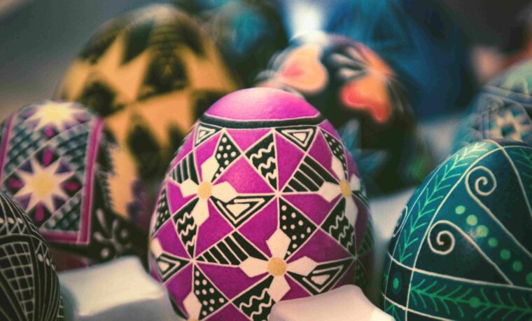 Kolorowe pisanki leżą w pudełeczku.