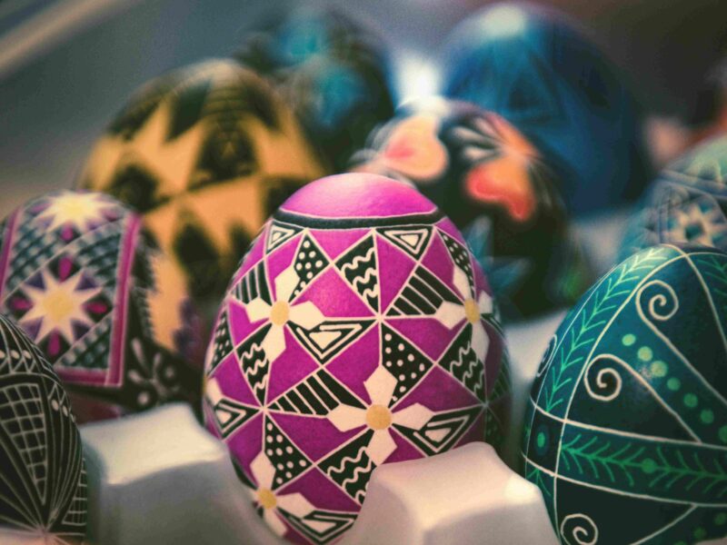 Kolorowe pisanki leżą w pudełeczku.