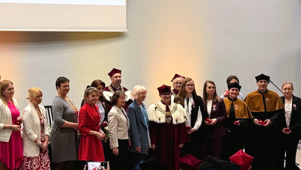 Na scenie osoby wyróżnione w trakcie uroczystości na ASP.
