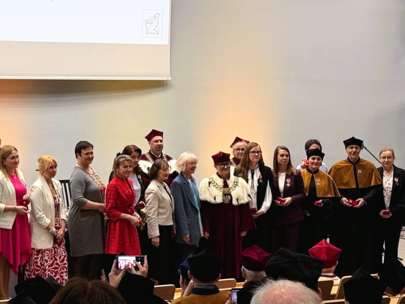 Na scenie osoby wyróżnione w trakcie uroczystości na ASP.