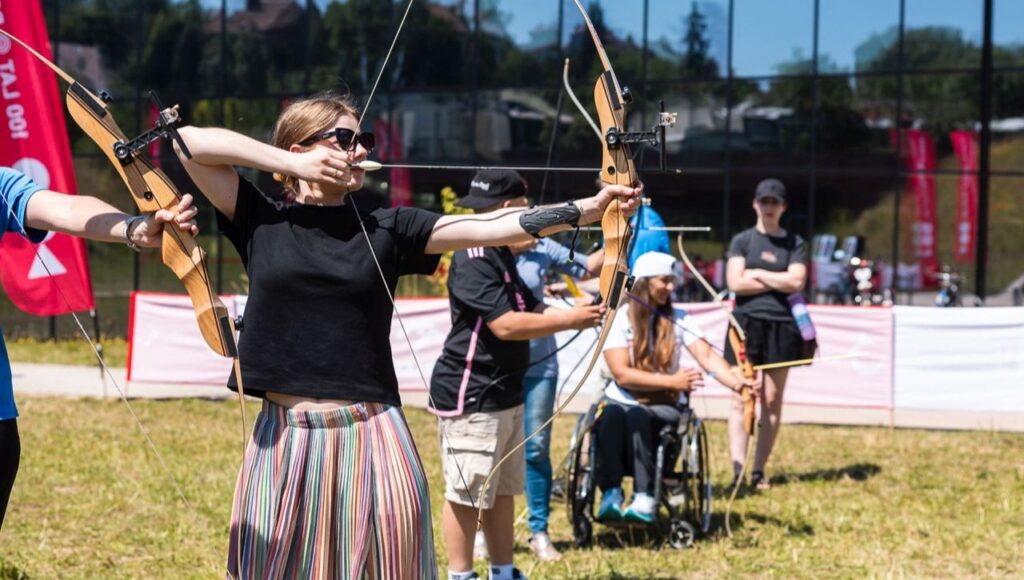 Łuczniczki prezentują się na pikniku paralimpijskim.