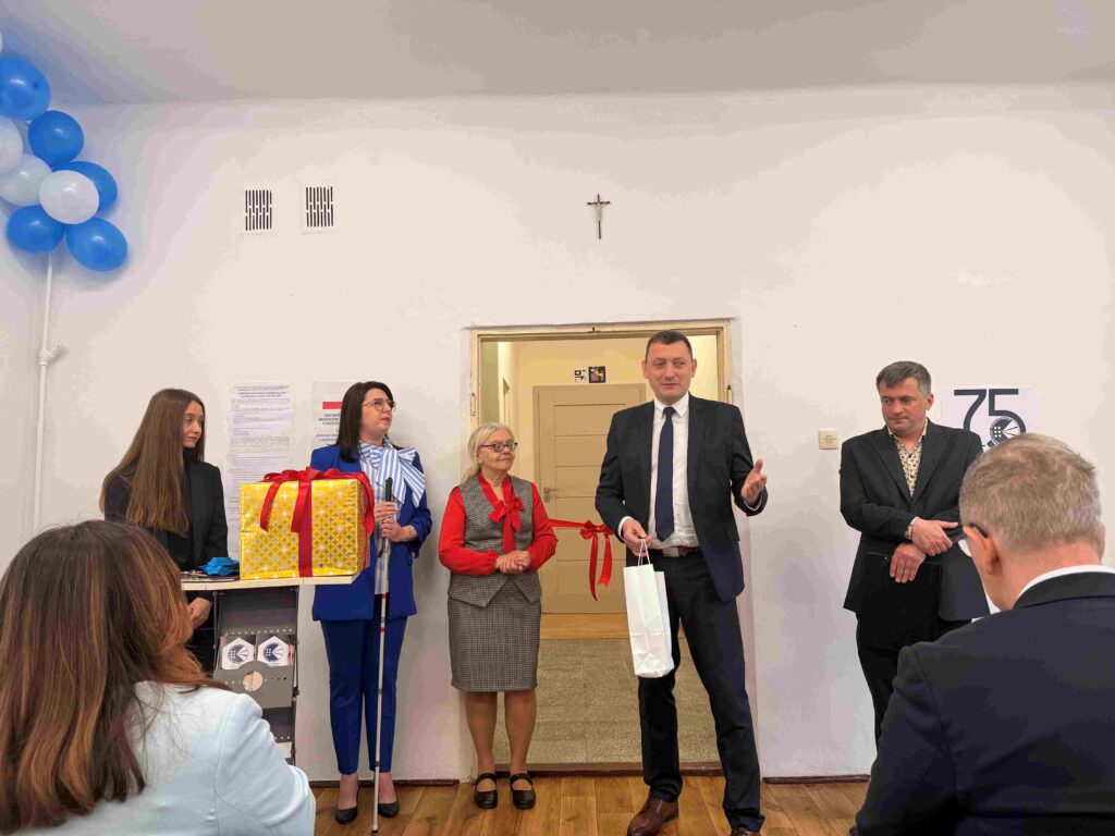 Prezes ZG PZN przemawia na uroczystości otwarcia Tyfloplacówki.