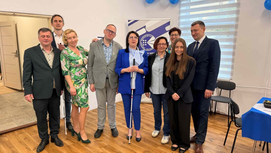 Przedstawiciele Zarządu Głównego PZN i przedstawiciele Okręgu Lubelskiego i Tyfloplacówki pozują do zdjęcia w trakcie uroczystości inauguracji placówki.