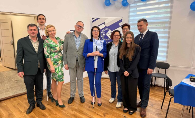 Przedstawiciele Zarządu Głównego PZN i przedstawiciele Okręgu Lubelskiego i Tyfloplacówki pozują do zdjęcia w trakcie uroczystości inauguracji placówki.