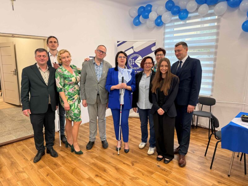 Przedstawiciele Zarządu Głównego PZN i przedstawiciele Okręgu Lubelskiego i Tyfloplacówki pozują do zdjęcia w trakcie uroczystości inauguracji placówki.