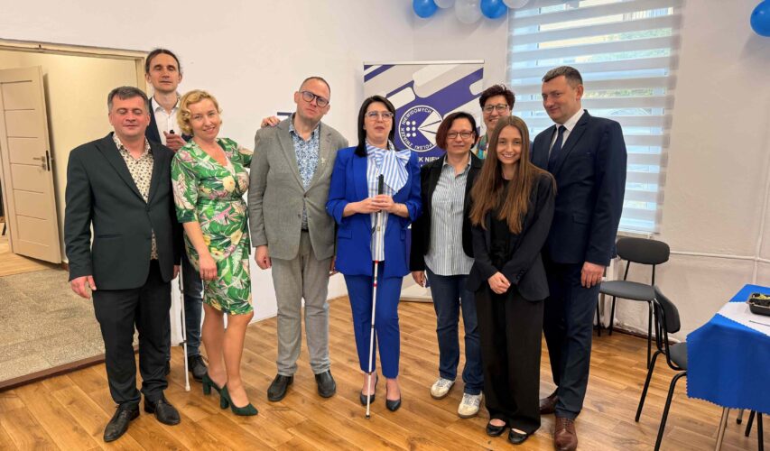 Przedstawiciele Zarządu Głównego PZN i przedstawiciele Okręgu Lubelskiego i Tyfloplacówki pozują do zdjęcia w trakcie uroczystości inauguracji placówki.