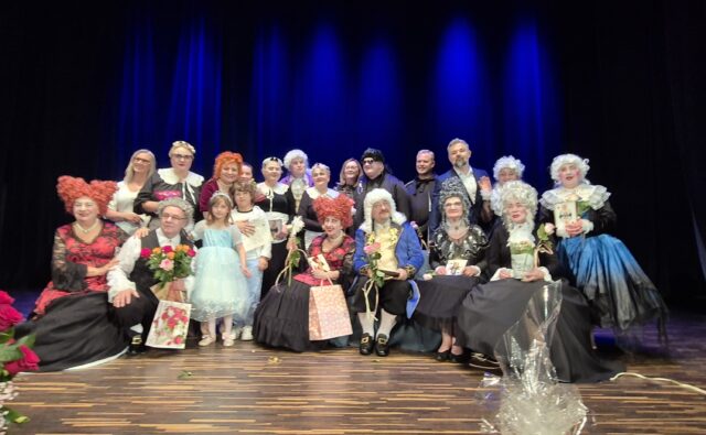 Na zdjęciu aktorzy teatru T3 na scenie chwilę po zakończeniu spektaklu.