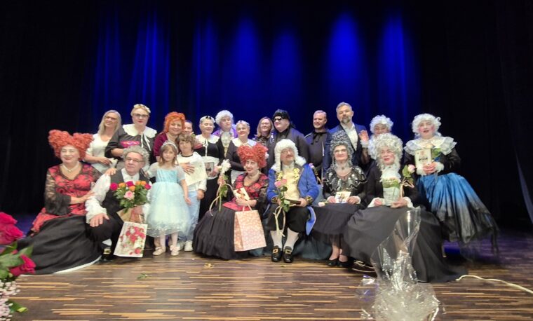 Na zdjęciu aktorzy teatru T3 na scenie chwilę po zakończeniu spektaklu.