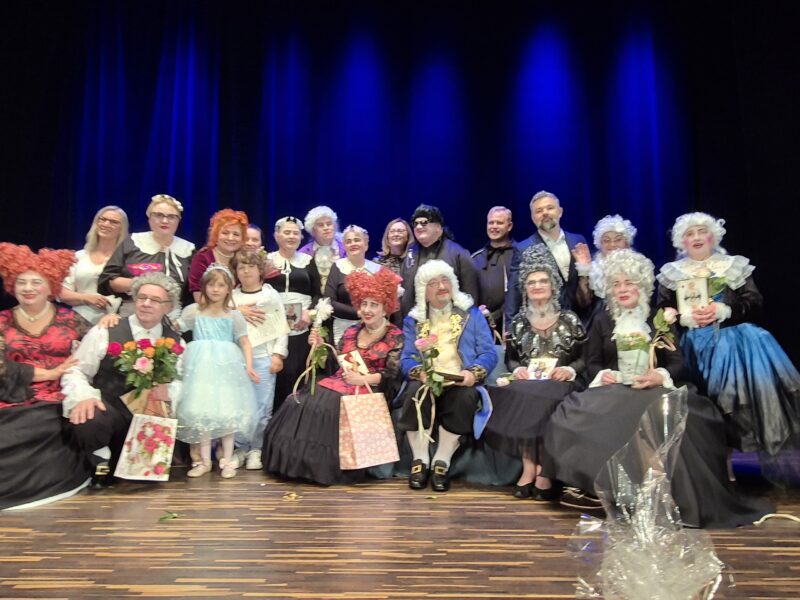 Na zdjęciu aktorzy teatru T3 na scenie chwilę po zakończeniu spektaklu.