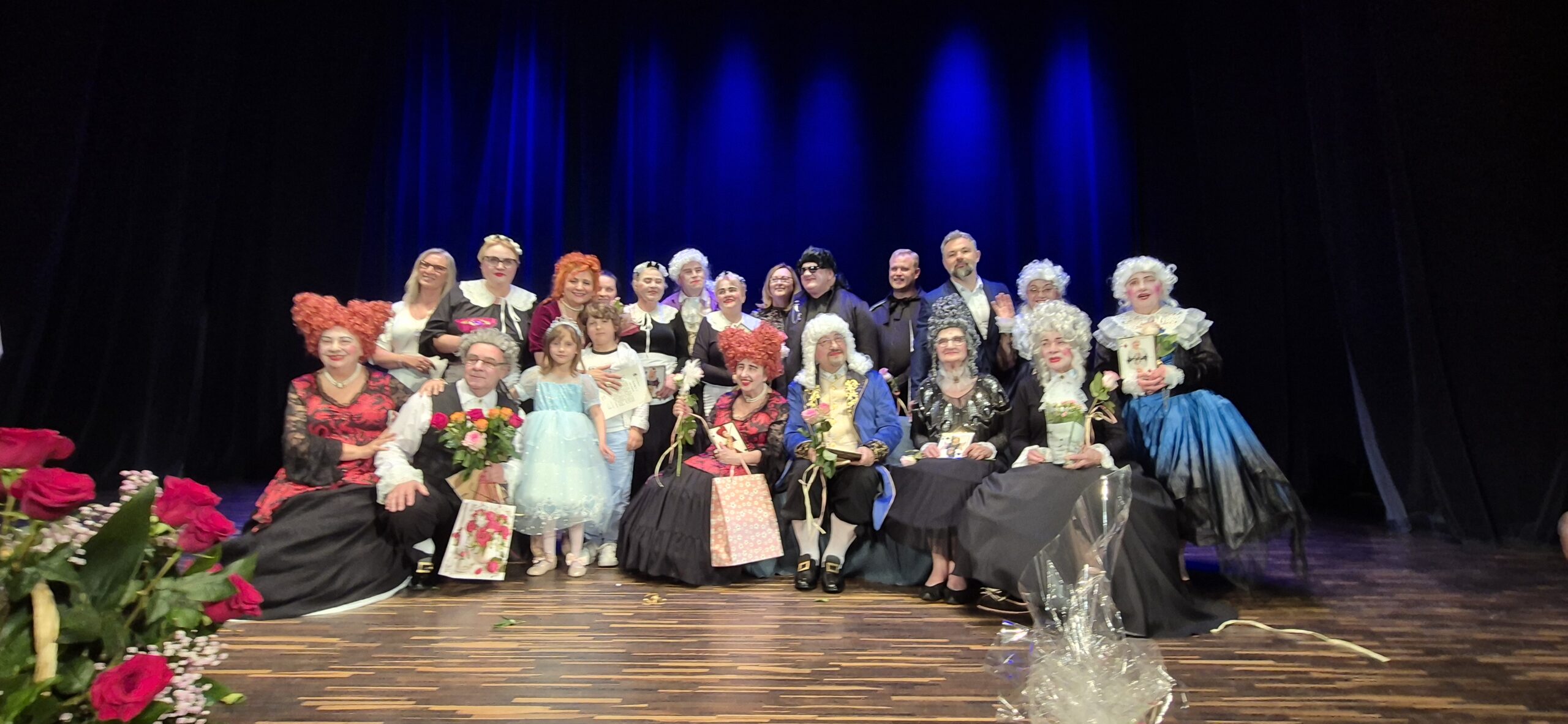 Na zdjęciu aktorzy teatru T3 na scenie chwilę po zakończeniu spektaklu.